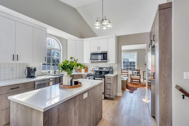 Building Photo - Fully Furnished 5 Bed/3 Bath in Lehi