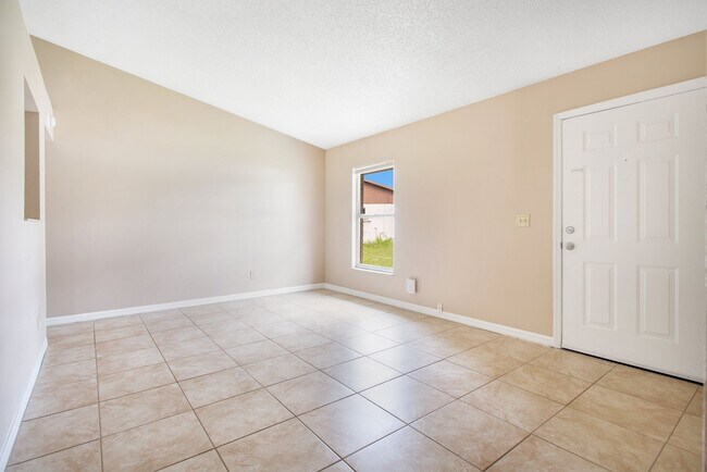 Building Photo - 2610 Adela Ave