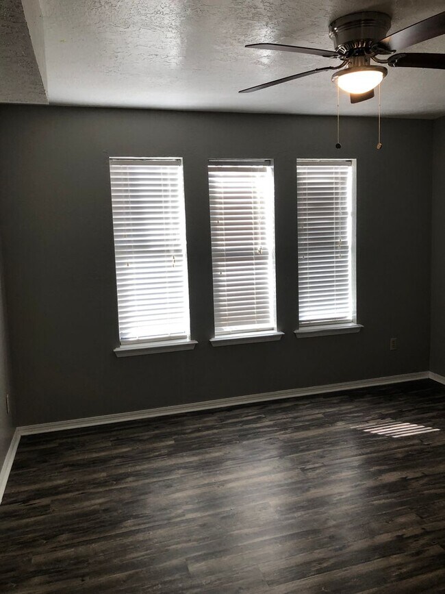 bedroom - 902 NE Tortoise Dr