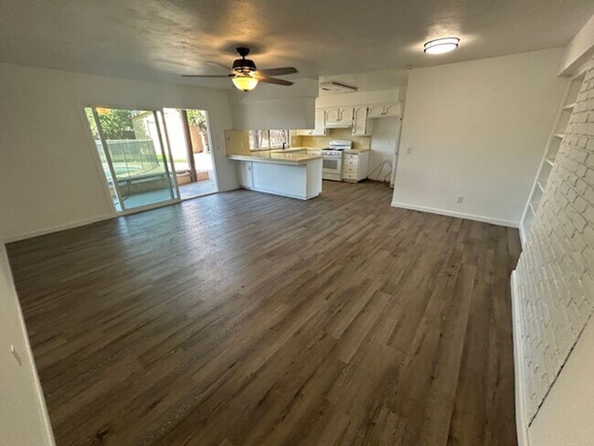 Foto del edificio - 3 bedroom 2 bathroom with pool!