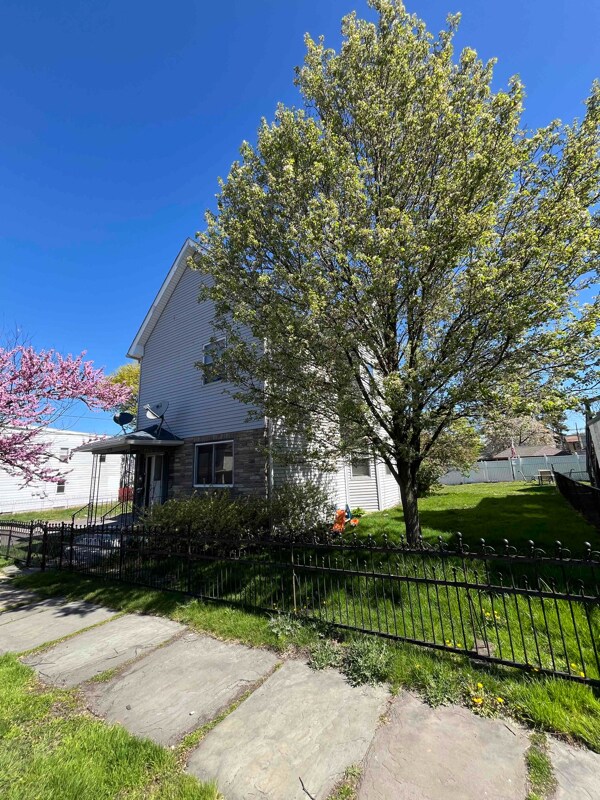 Building Photo - 539 Willow St