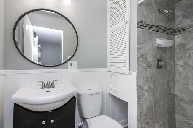 Master bathroom - 6200 Fairview Ave