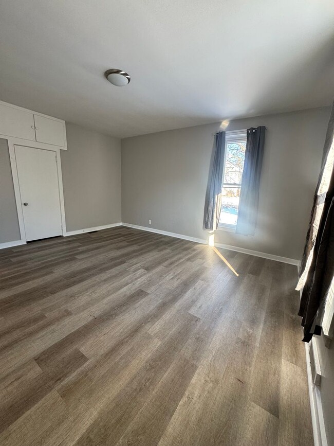 Building Photo - 3 bedroom/1 bedroom