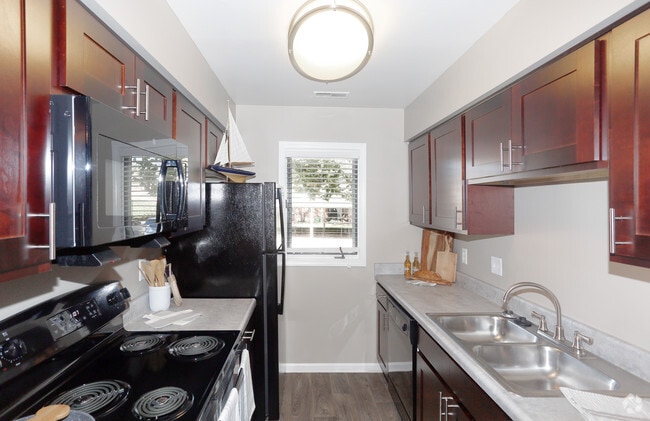 2BR, 2BA - 1069 SF - Northlake Village
