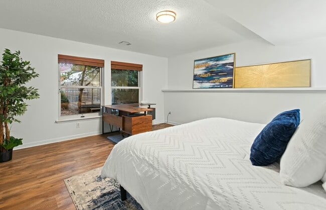 Building Photo - 8453 Lightening View Dr