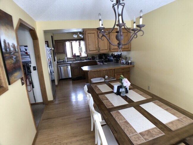 Building Photo - 4 Bed/2 Bath Split Level In Eden Prairie