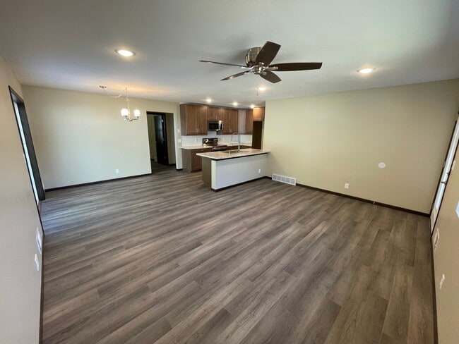 Building Photo - 2213 Melanie Ln