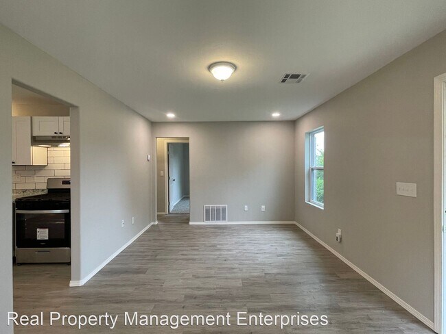 Building Photo - 3 br, 1 bath House - 1100 Windemere Dr