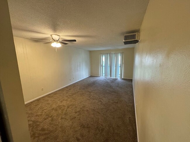 Building Photo - 1/1 Apartment within Walking Distance to t...