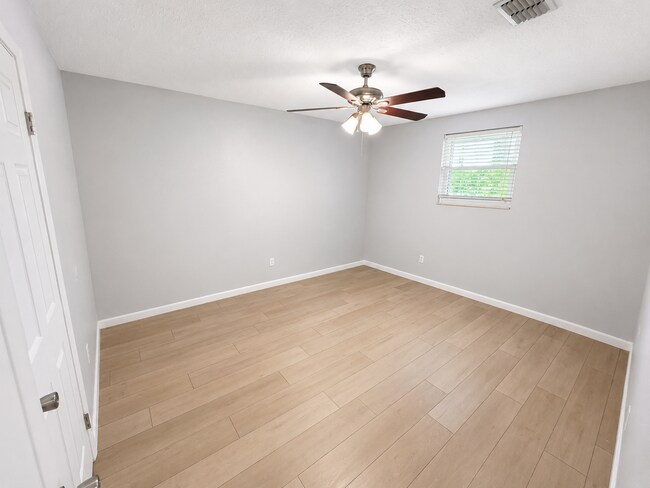 Dormitorio 1 - 2018 Merrill Ave