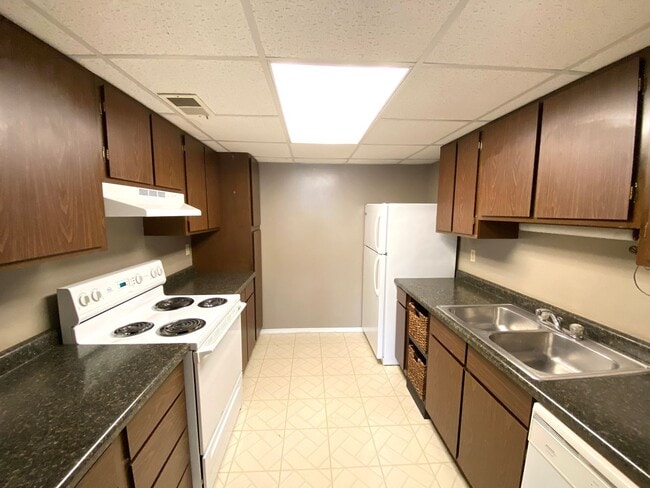 Building Photo - Beautiful 1 bed 1 1/2 bath condo
