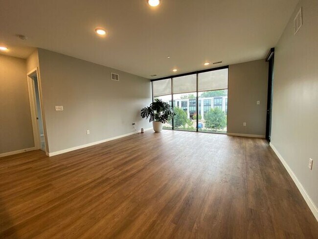 Foto del edificio - $2,300 | 2 Bedroom, 2 Bathroom Condo | Pet...