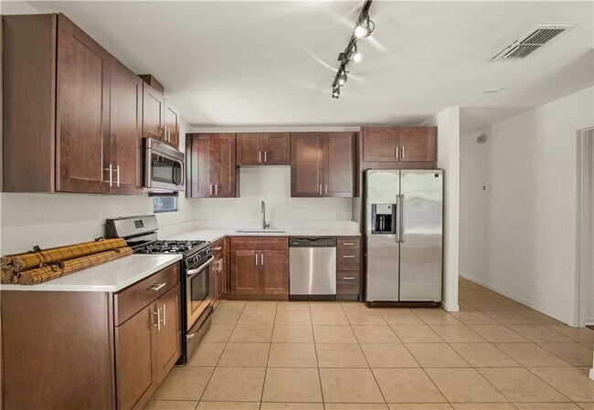 Building Photo - 5000 Mendoza Dr