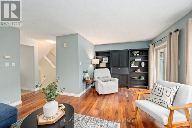 Photo du bâtiment - 30 Grand Ave