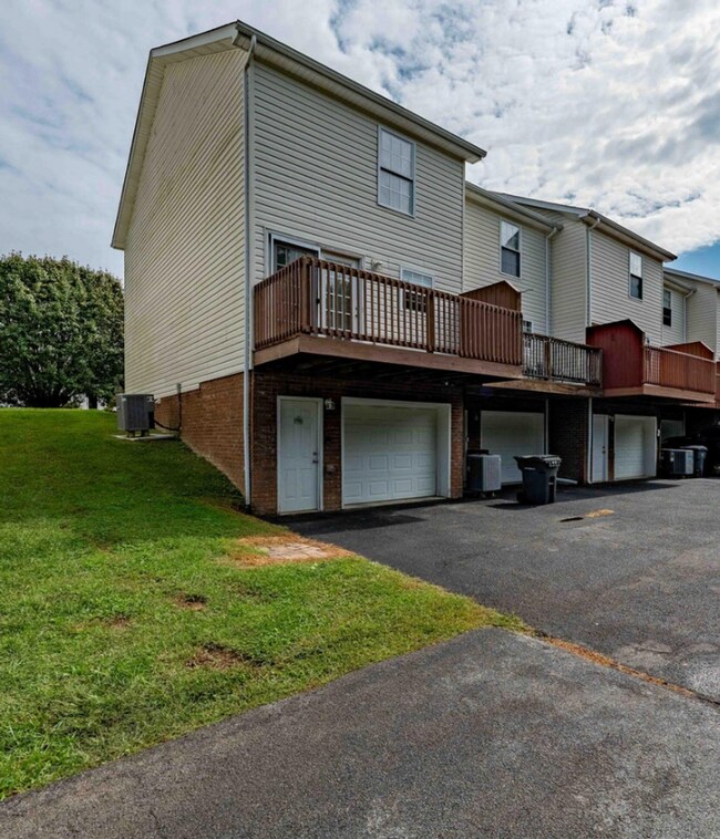Foto del edificio - Now Available | 2 Bedroom 2.5 Bath | Bristol, TN