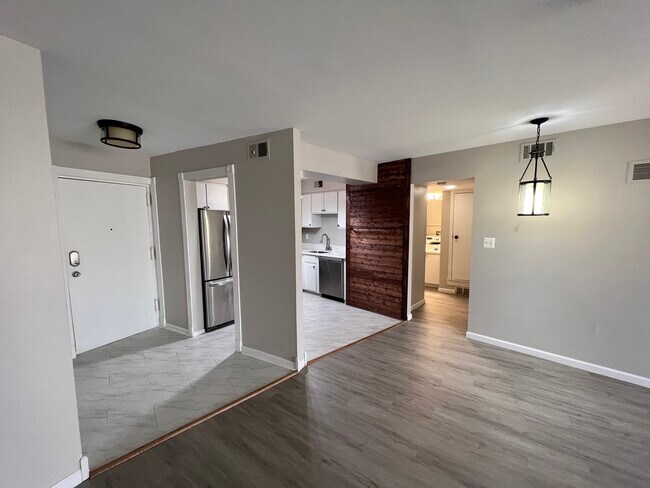 Foto del edificio - 5808 Royal Ridge Dr