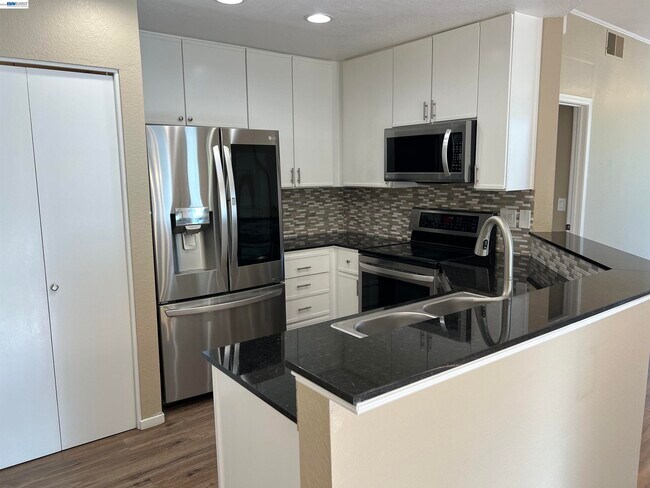 Foto del edificio - 3089 Lakemont Dr