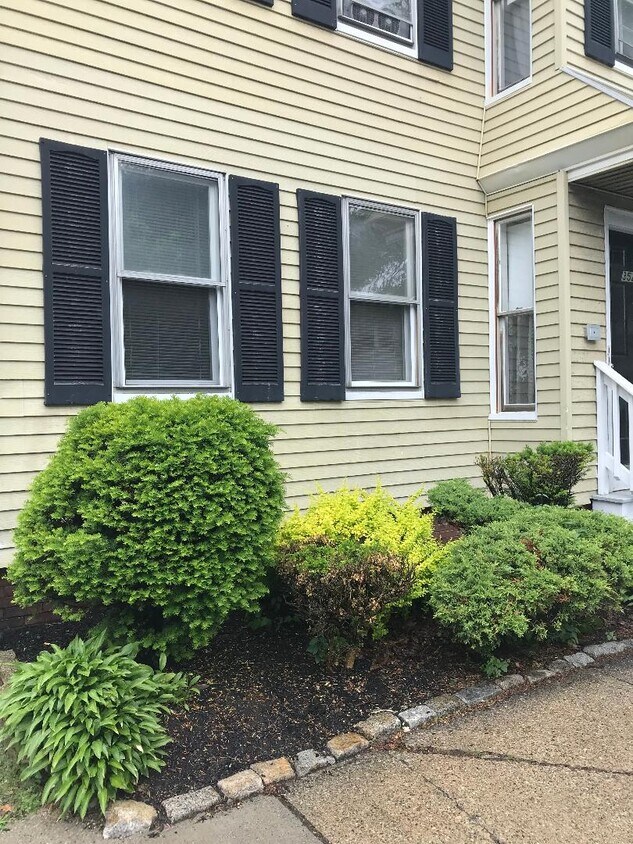 Front - 352 Cabot St