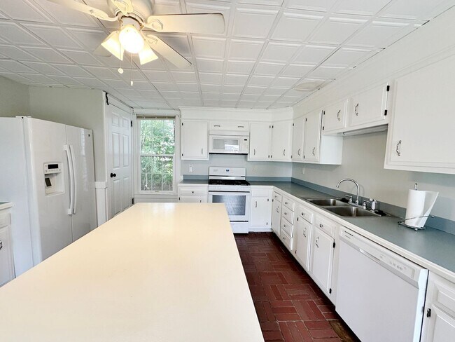 Foto del edificio - Beautiful 3 BR 1.5 BA Leominster SFH
