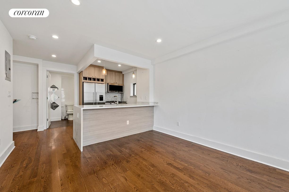 Foto principal - 23-33-33 31st Rd