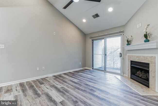 Building Photo - 8921 Town Center Cir