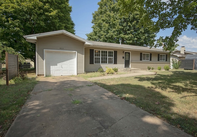 Building Photo - Privacy Fenced, 3 bed 3 bath in South Spri...