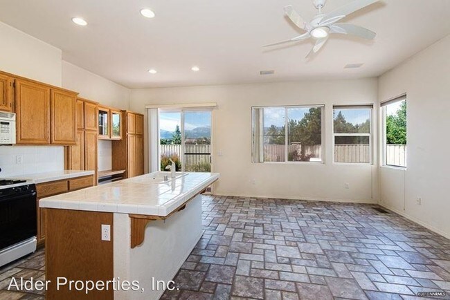 Building Photo - 9941 Northrup Dr