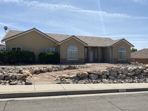 Building Photo - 706 Red Sands Dr