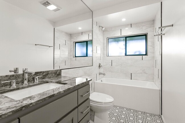 Foto del edificio - 2518 Fordham Dr