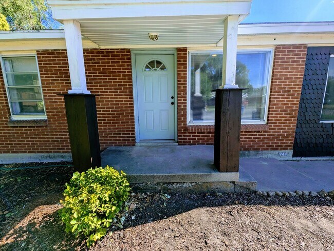 Building Photo - Private East Murray Home with HUGE yard!