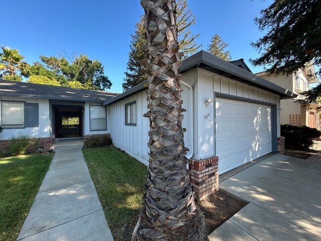 Building Photo - Updated 4-Bedroom Single-Story Home in Con...