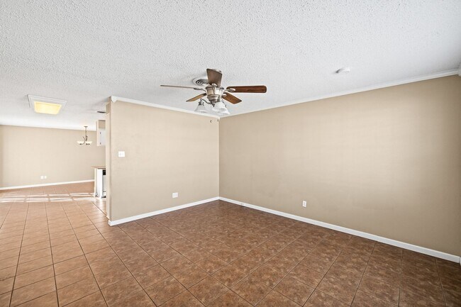 Foto del edificio - 3 Bedroom, 2 Bath, & 1 Car Garage in Quiet...