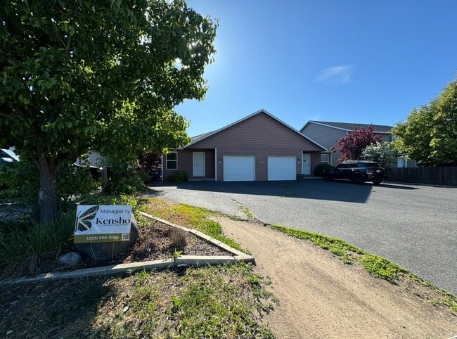 Building Photo - Sathern Duplex