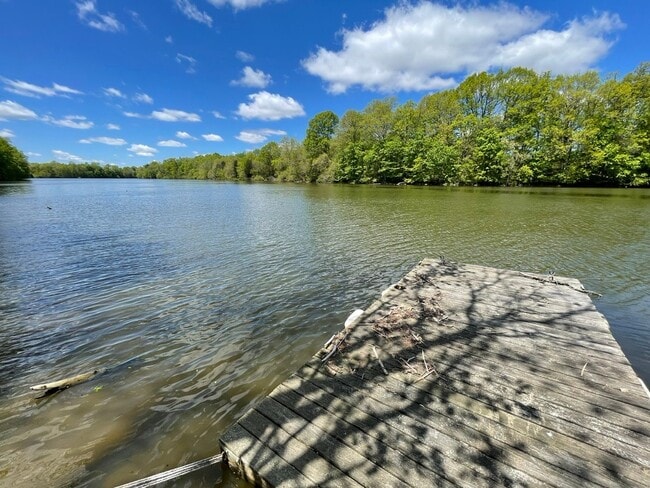 Building Photo - Beautiful Shelbyville Lake House