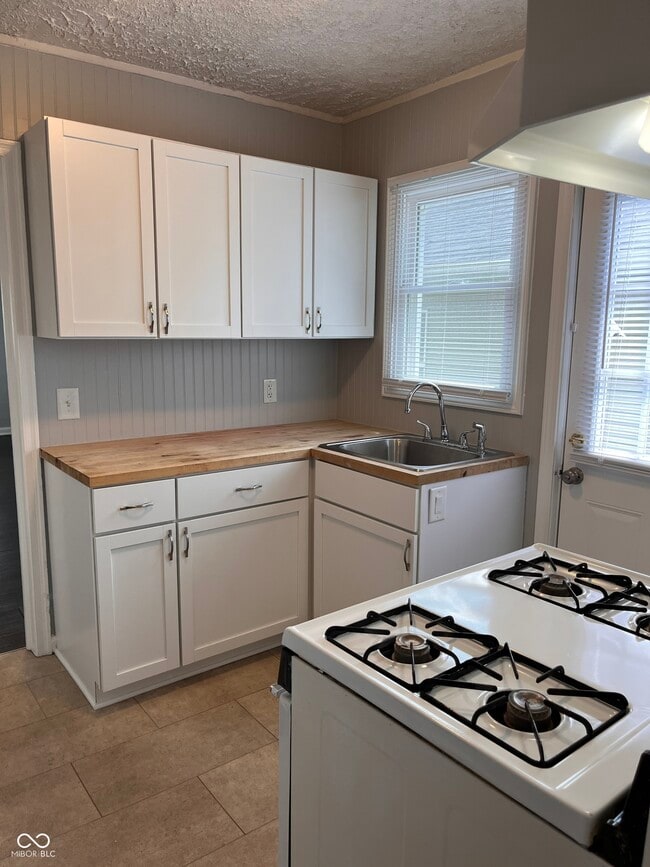 Foto del edificio - 4842 Hillside Ave