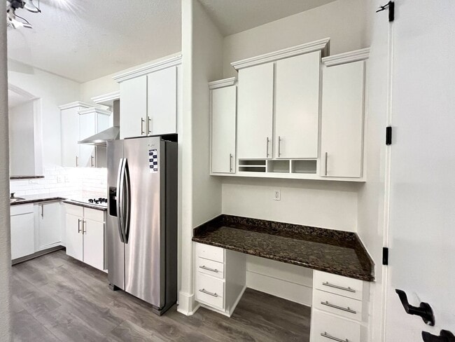 Building Photo - BEAUTIFUL CONDO WITH AMENITIES NEAR VANDER...