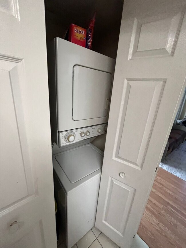 Foto del edificio - 2-Bed/2-Bath Allston-Brighton with Garage ...