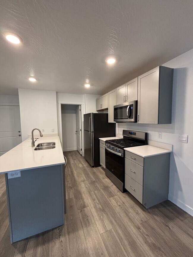 Foto del edificio - 3 Bedroom 2 bath with Garage- Townhouse