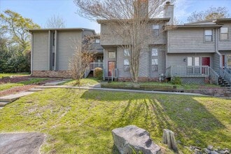 Building Photo - 3128 Vlg W Dr