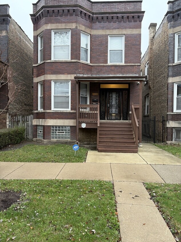 Foto principal - 743 S Kilbourn Ave