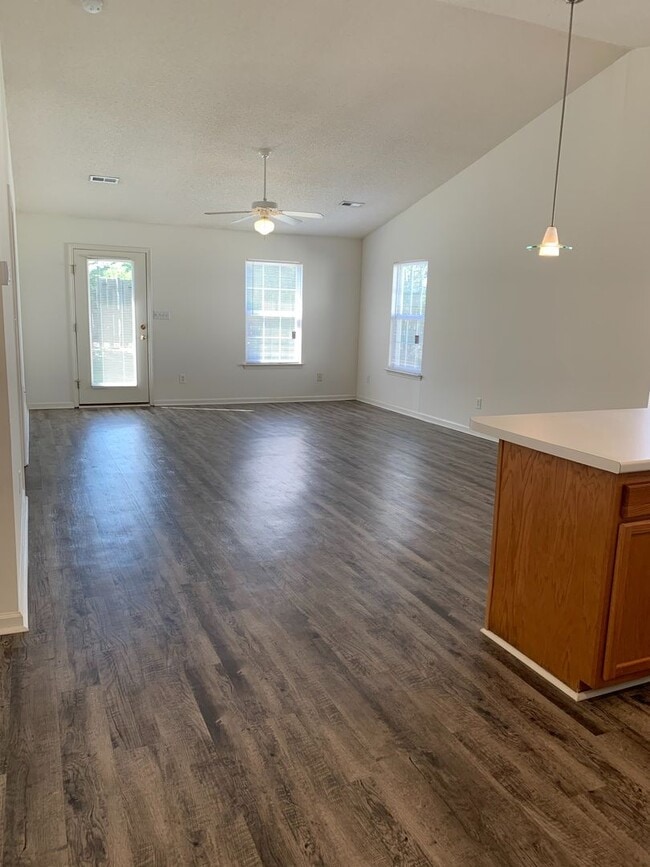 Building Photo - 144 Springwood Ln