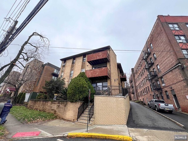 Foto del edificio - 70 Orient Wy