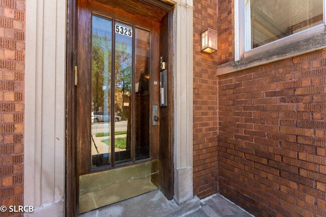 Foto del edificio - 5325 W Montrose Ave