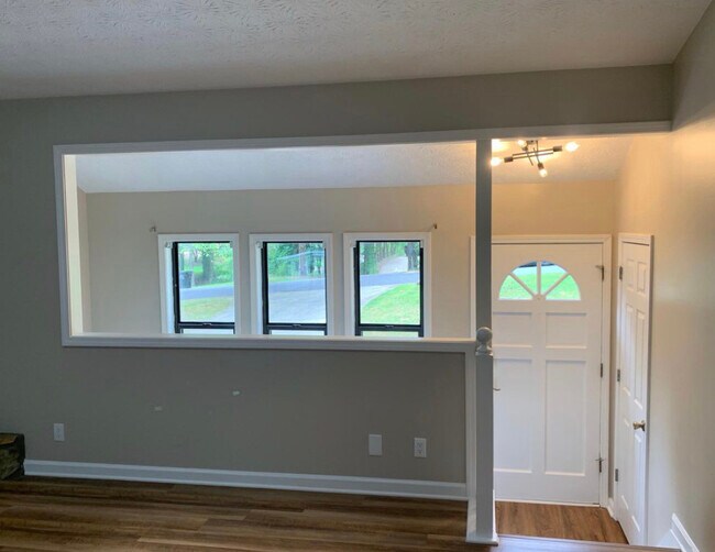 Building Photo - 211 Crabapple Ln