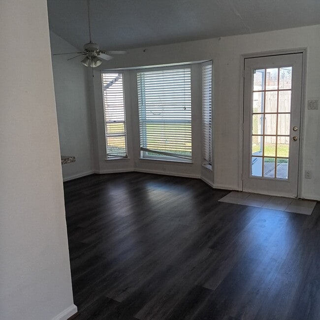 Foto del edificio - 14114 Old Village Ln