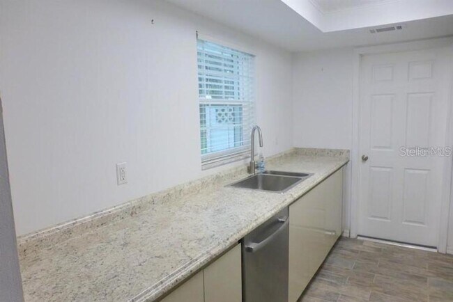 Building Photo - 5246 Royal Oak Dr