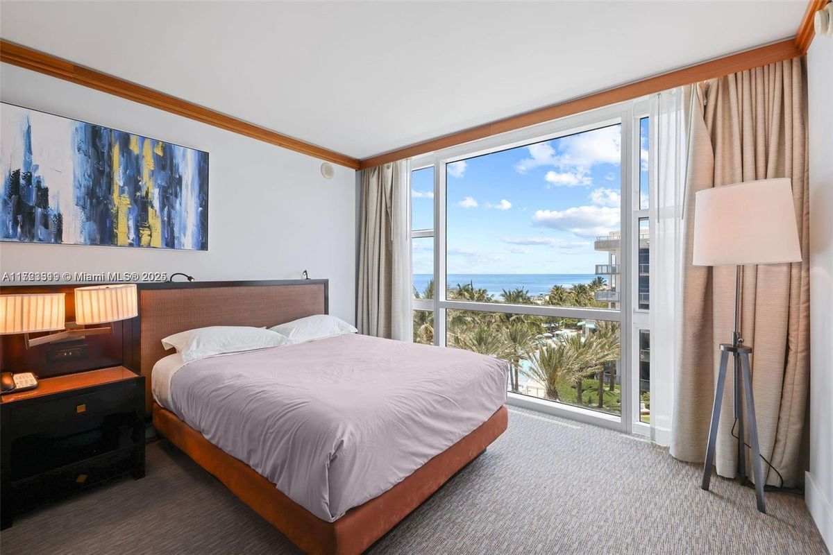 Foto principal - 6801 Collins Ave