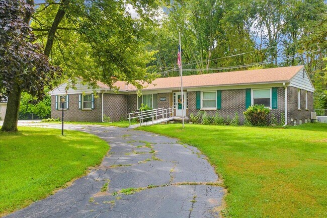 Foto del edificio - 32447 Six Mile Rd