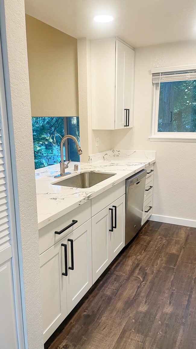 Kitchen w/ walk-in pantry - 14647 NE 30th Pl