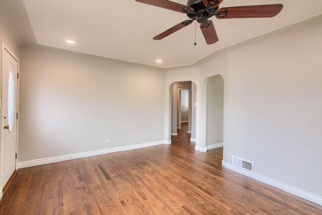 Building Photo - 2685 W Hillside Ave